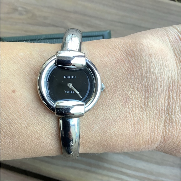 Ladies GUCCI bangle watch ⭐️⭐️⭐️ - Picture 9 of 11